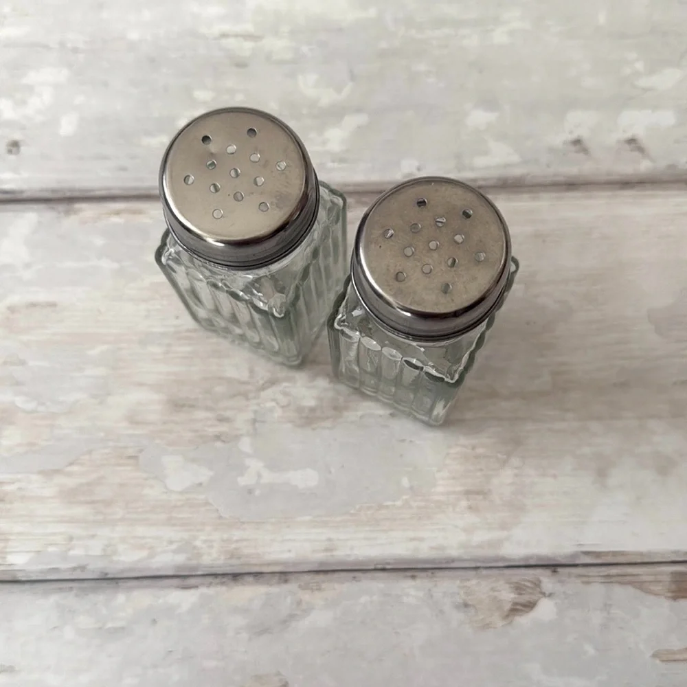 Glass Salt & Pepper Shakers Classic Retro Chrome Top Restaraunt Style Shakers